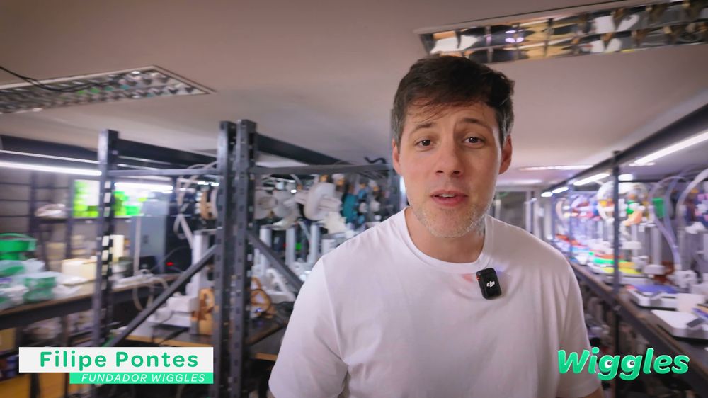 Filipe Pontes, fundador da Wiggles, na fábrica de impressão 3D